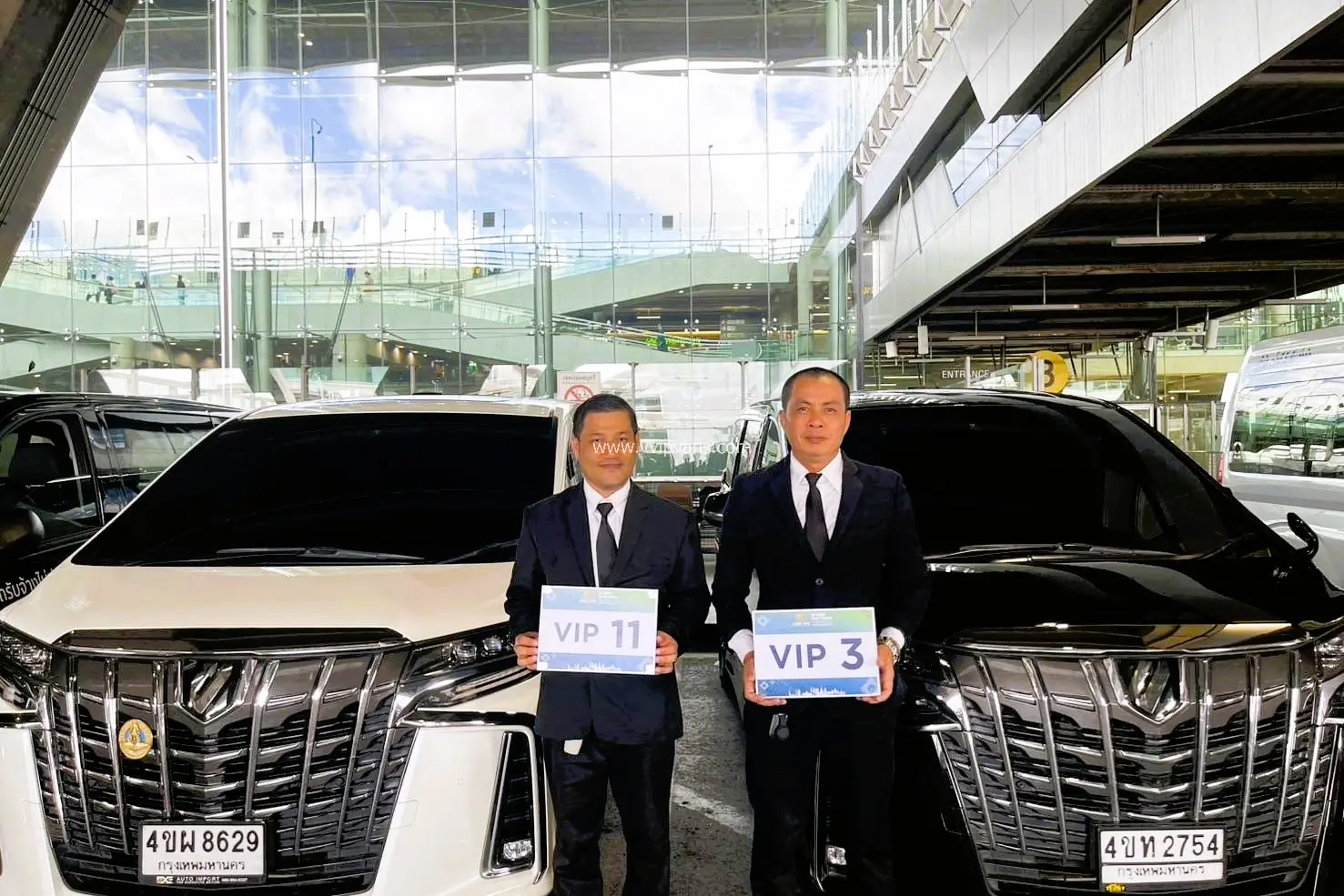 Bangkok : Alphard and Benz