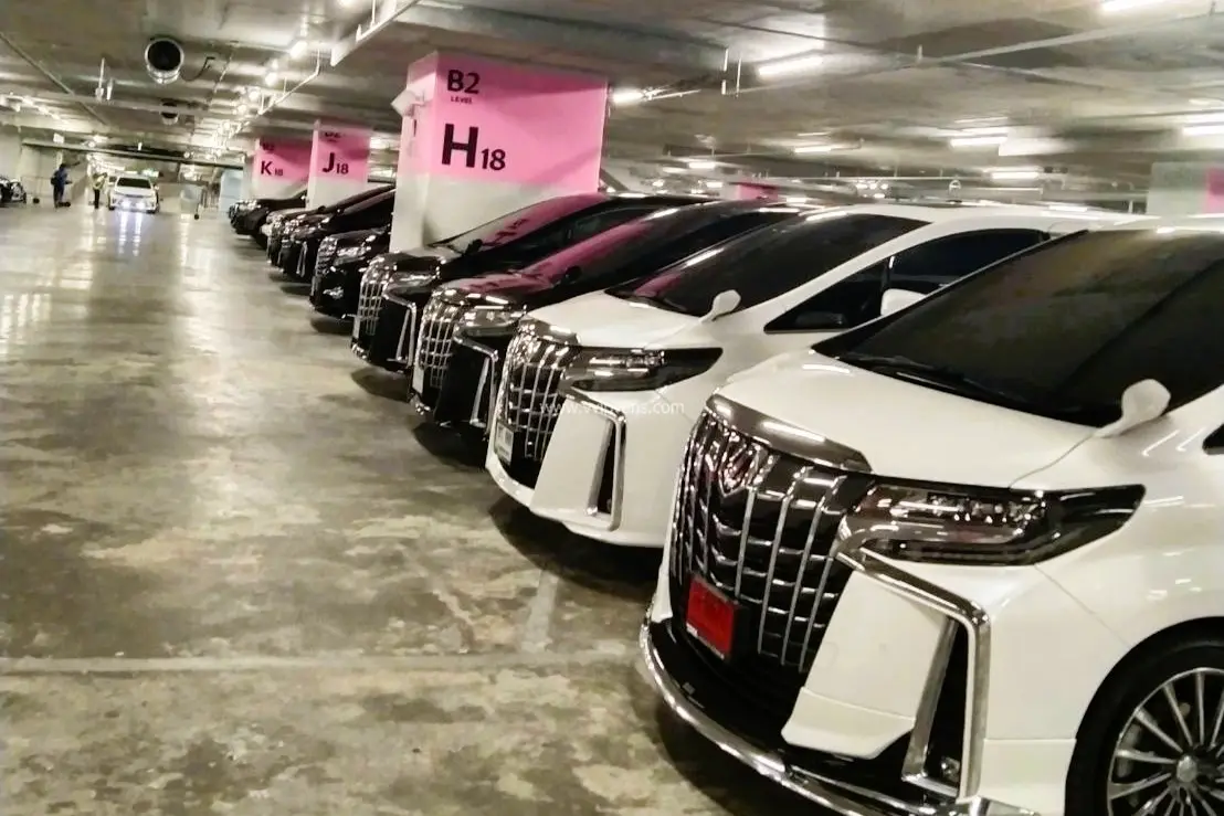 Bangkok : Alphard and Benz